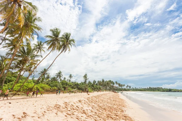 Balapitiya, Sri Lanka - DÉCEMBRE 2015 - Préparation des pêcheurs autochtones — Photo