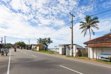Sri Lanka, Dodanduwa - Main street balıkçı köyü o aracılığıyla