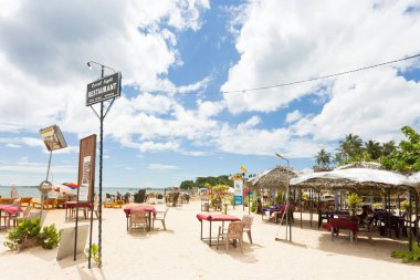 Unawatuna, Sri Lanka - Aralık 2015 - bazı insanlar bir touristi