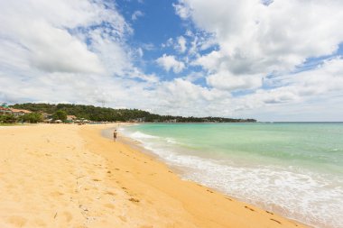 Unawatuna, Sri Lanka - Una beach yürüyen genç bir kadın