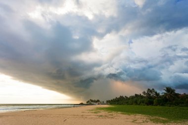 Ahungalla Beach, Sri Lanka - etkileyici bulutlar ve ışık sırasında 