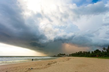 Ahungalla Beach, Sri Lanka - hava fırtına günbatımı sırasında 