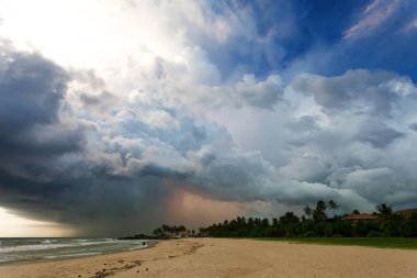 Ahungalla Beach, Sri Lanka - etkileyici fırtına sırasında güneş