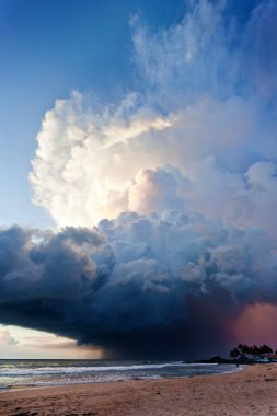 Ahungalla Beach, Sri Lanka - etkileyici bir atmosfer pertürbasyon 