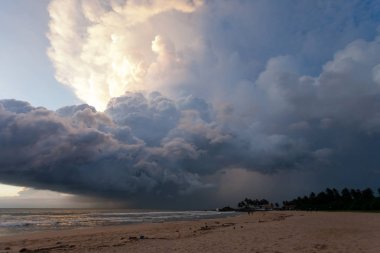 Ahungalla Beach, Sri Lanka - gün batımı sırasında Overclouded manzara