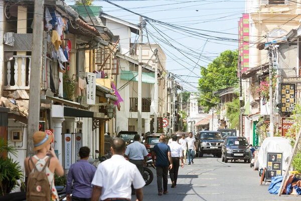 Галле, Шри-Ланка - ДЕКАБРЬ 2015 - Местные жители, туристы и автомобили в
