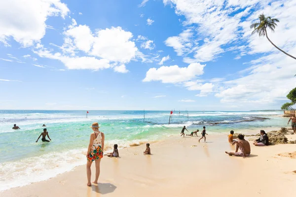 Plage de Koggala, Sri Lanka - DÉCEMBRE 2015 - Autochtones et touristes — Photo