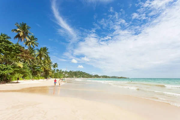 Mirissa Beach, Sri Lanka - DÉCEMBRE 2015 - Les touristes marchent sur t — Photo