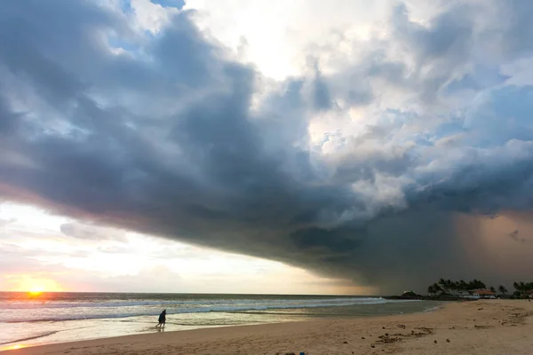 Ahungalla Beach, Sri Lanka - Impressive atmosphere disturbance d — Stock Photo, Image