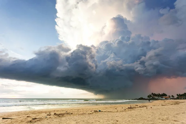 Ahungalla Beach, Sri Lanka - A gigantic storm cloud above the be — Stock Photo, Image