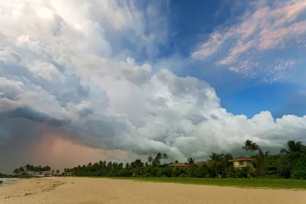 Ahungalla Beach, Sri Lanka - Huge clouds and various light durin — Stock Photo, Image