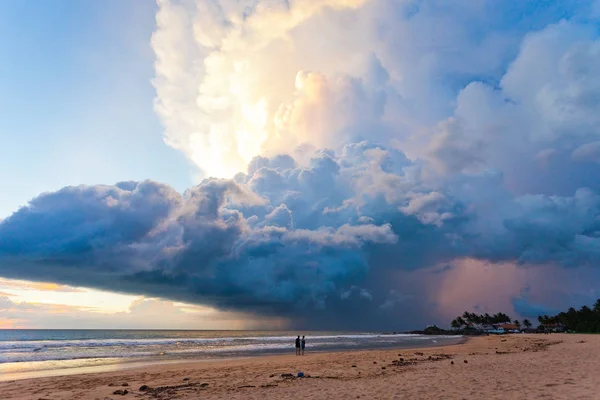 Ahungalla Beach, Sri Lanka - Marvelous mushroom cloud during sun — Stock Photo, Image