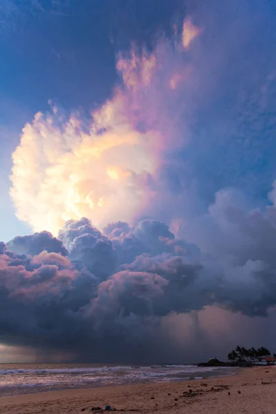 Ahungalla Beach, Sri Lanka - Gigantic mushroom cloud above the b — Stock Photo, Image