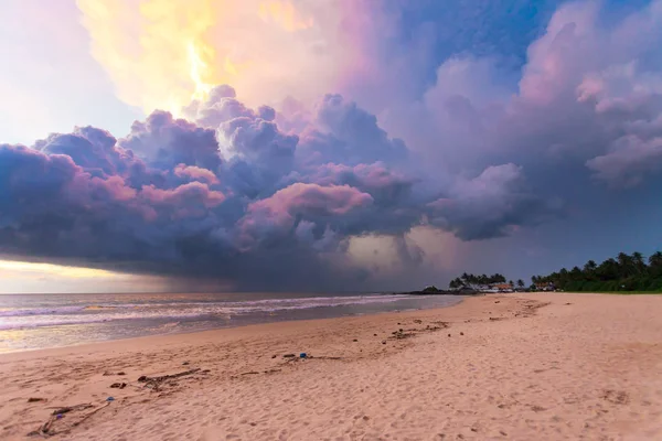 Ahungalla Beach, Sri Lanka - Colorful clouds and light during su — Stock Photo, Image