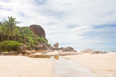 Bentota, Sri Lanka - büyük granit kaya önünde küçük bir nehir