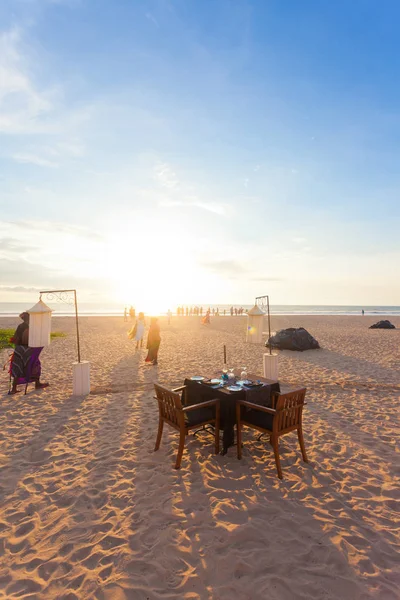 Ahungalla, Sri Lanka - Una sola mesa en la playa de Ahungalla preparar — Foto de Stock