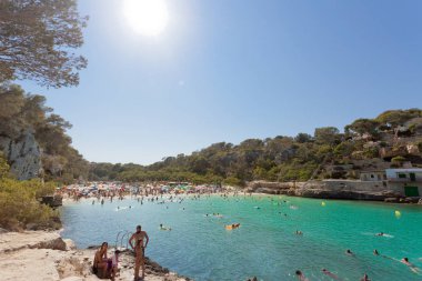 Cala Llombards, Mallorca - Ağustos 2016 - Yüzme sırasında insanlar 