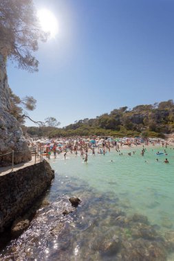 Cala Llombards, Mallorca - Ağustos 2016 - onların v zevk insanlar