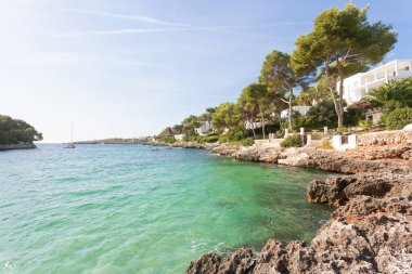 Cala d'Or, Mallorca - t turkuaz su ve kayalık sahil şeridi