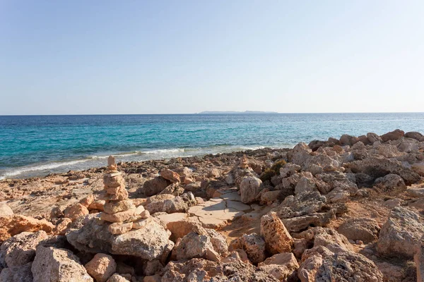 Cap de Ses Salines, Maiorca - A famosa pedra de seixo laranja em — Fotografia de Stock