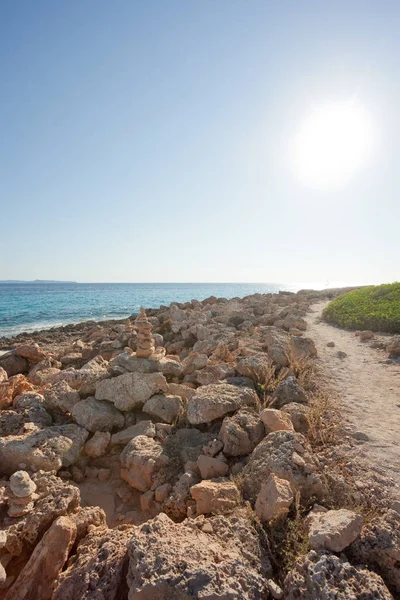 De Ses Salines, Mallorca - güzel sıcak ışık ve yalnız bir kap — Stok fotoğraf