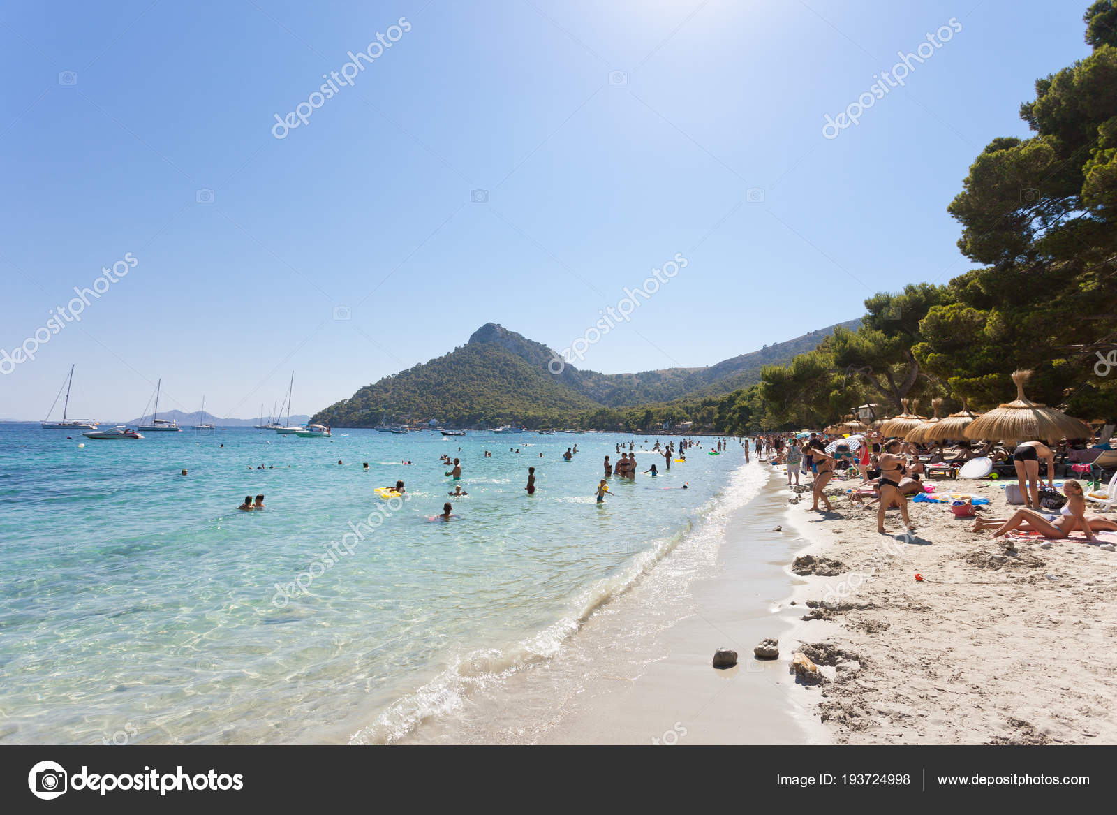 Platja De Formentor Mallorca August 2016 Tourists Swimming