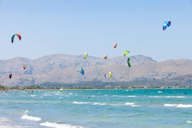 Alcudia, Mallorca - bir gökyüzü tam sağduyulu sahilde uçurtma 
