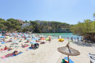 Cala Santanyi, Mallorca - Ağustos 2016 - turist sahilde 