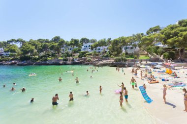 Cala d'Or, Mallorca - Ağustos 2016 - onların leis zevk turist