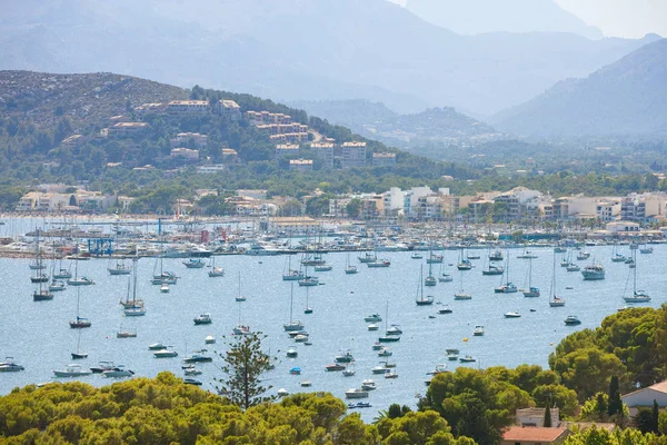 Port de Pollensa, Mallorca - veel boten bij de zee haven van Po — Stockfoto