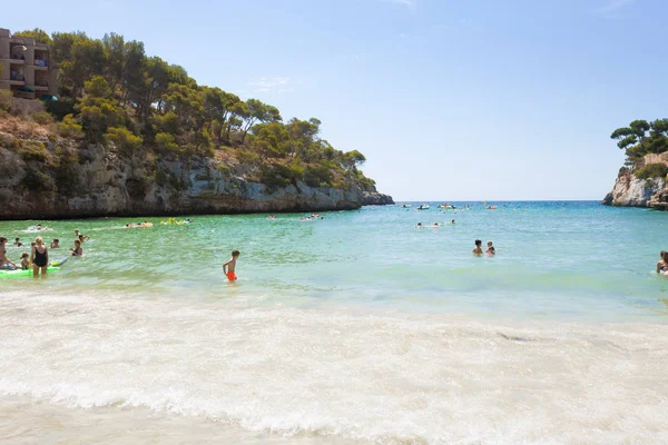 Cala Santanyi, Mallorca - AUGUST 2016 - Tourist at the beach of — Stock Photo, Image