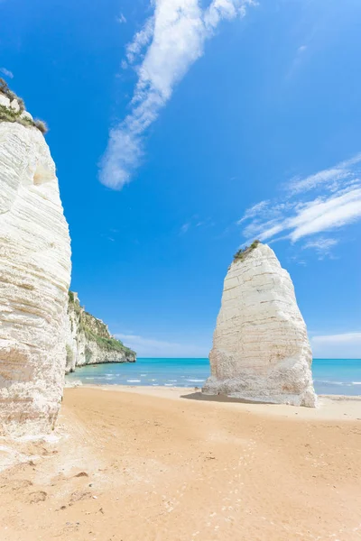 Vieste, Olaszország - hatalmas mészkő sziklák a Vieste strandtól: — Stock Fotó