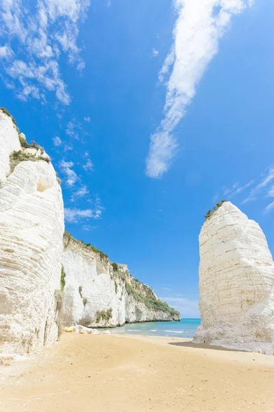 Vieste, Italië - reus krijtrotsen op het strand van Vieste — Stockfoto