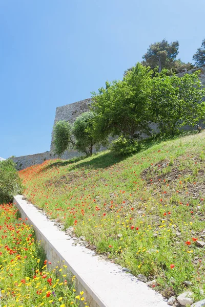 Vieste, Italia - Antigua muralla en la histórica fortaleza de Vieste — Foto de Stock