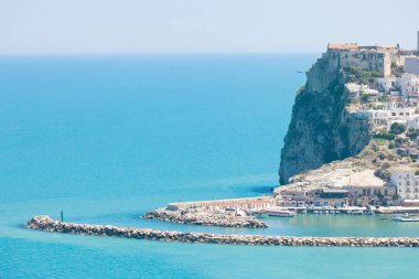 Pescichi, Apulia - eski kale Pescichi kaya çıkıntısı üzerinde