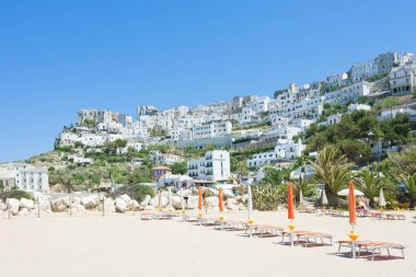 Pescichi, Apulia - Pescichi Beach ve şehir manzarası