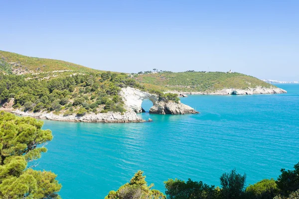 Apulien, italien - mediterranes meer rund um grotta della campana pi — Stockfoto