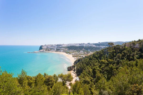 Pescichi, Apulia - View onto Pescichi from a viewpoint on the cl — Stock Photo, Image