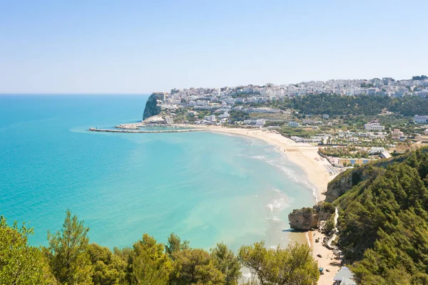 Pescichi, Apulia - clif Pescichi etrafa üzerinden üzerine görünüm — Stok fotoğraf