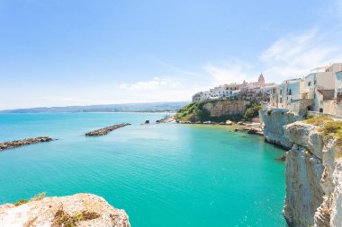 Vieste, Apulia - turkuaz eski şehir kayalıklarla su