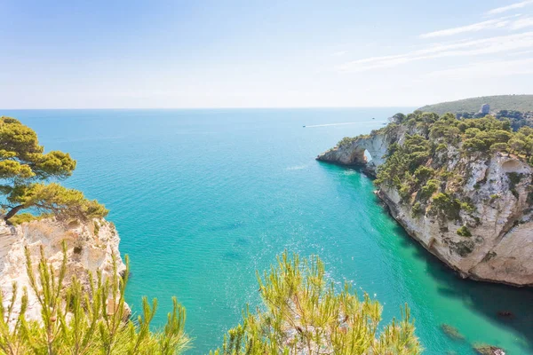 Grotta della Campana Piccola, Apulia - Hidden hiking trail to th — Stock Photo, Image