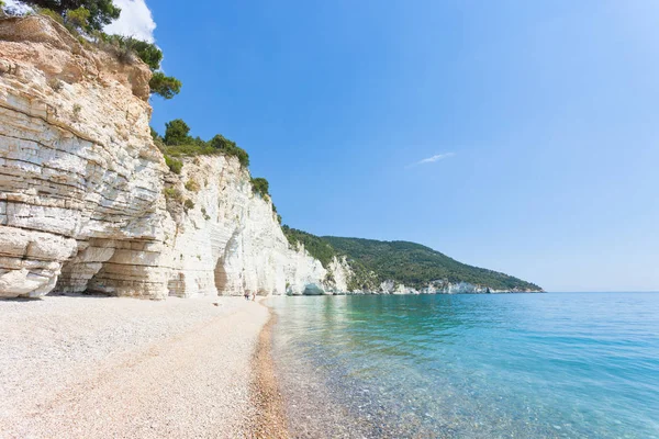 Vignanotica, apulia - spazieren gehen am beeindruckenden Strand von — Stockfoto
