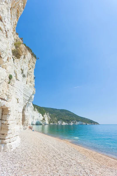 Vignanotica, Apulië - zon op het strand van Vignanoti van grind — Stockfoto