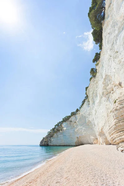 Vignanotica、プーリア州 - Vignanoti の砂利のビーチのハイヌーン — ストック写真