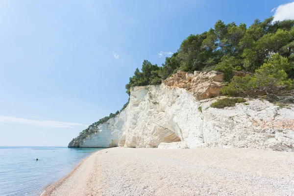 Vignanotica, Puglia-ban - a Vignanoti kavicsos strand úszás — Stock Fotó