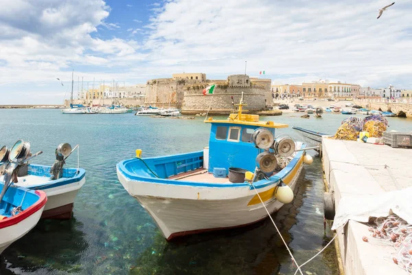 Gallipolli, Apulien - fiskebåt vid hamnen framför den — Stockfoto