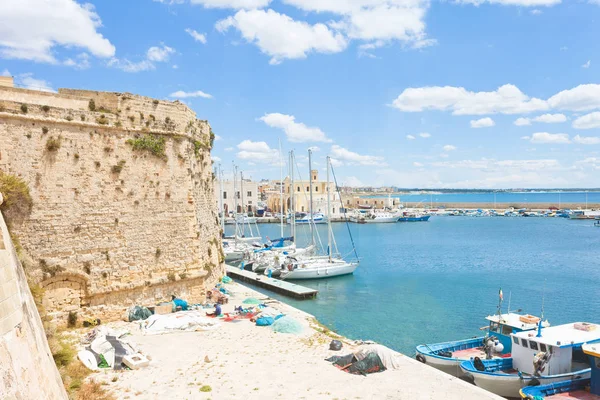 Gallipoli, Puglia - vitorlás hajók a kikötő mellett, közel a belváros — Stock Fotó