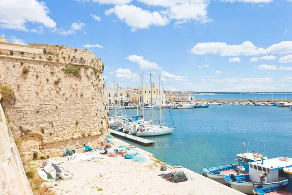 Gallipoli, Apulia - żeglarstwo łodzie w porcie, w pobliżu zaby — Zdjęcie stockowe