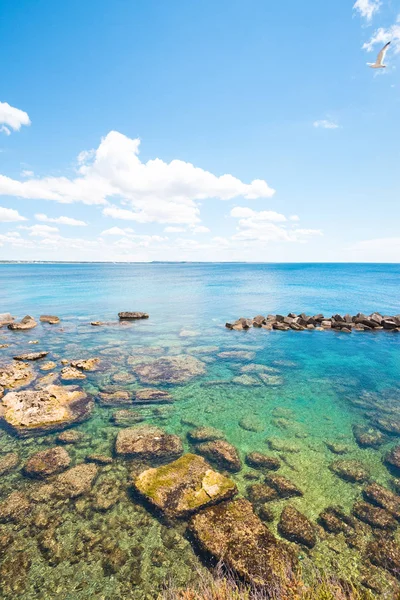 Gallipoli, Apúlia - Maravilhosas cores de água na praia calmante — Fotografia de Stock