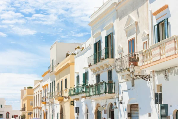 Gallipoli, Apulia - Fachadas de mediana edad con balcones en un rubio — Foto de Stock